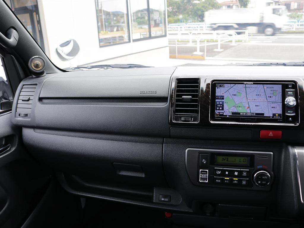 平成３０年式ダークプライムＶ２８００ディーゼル４ＷＤカスタム車両入庫！オリジナル１７インチアルミ１インチローダウンオリジナルＬＥＤテールライトリア全面床張り施工済み跳ね上げベットＫＩＴパイオニアナビ