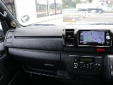平成３０年式ダークプライムＶ２８００ディーゼル４ＷＤカスタム車両入庫！オリジナル１７インチアルミ１インチローダウンオリジナルＬＥＤテールライトリア全面床張り施工済み跳ね上げベットＫＩＴパイオニアナビ