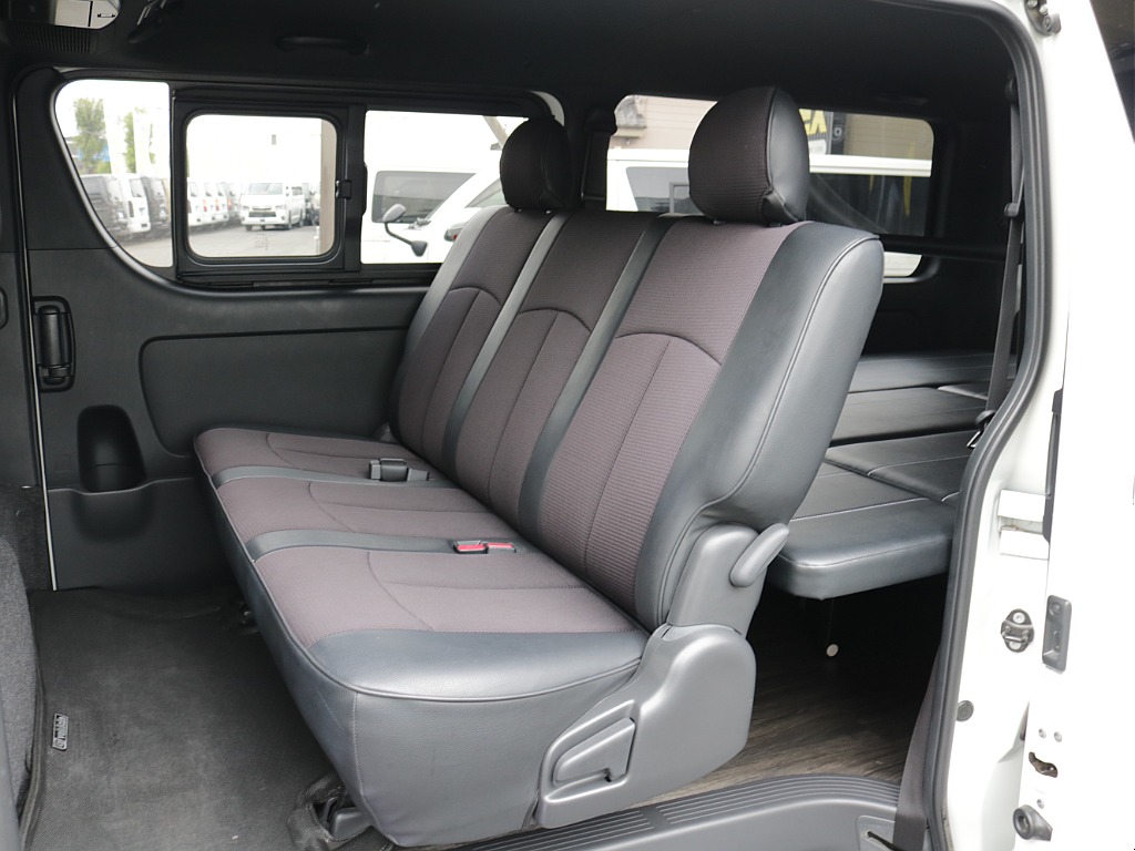 平成３０年式ダークプライムＶ２８００ディーゼル４ＷＤカスタム車両入庫！オリジナル１７インチアルミ１インチローダウンオリジナルＬＥＤテールライトリア全面床張り施工済み跳ね上げベットＫＩＴパイオニアナビ