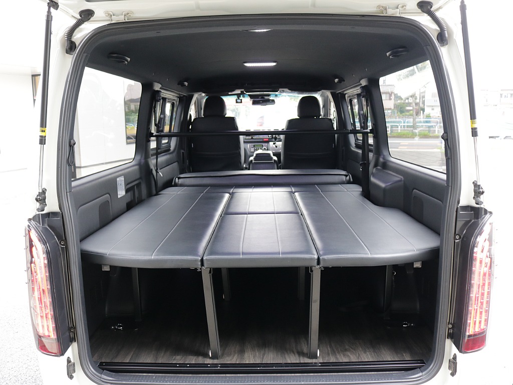 平成３０年式ダークプライムＶ２８００ディーゼル４ＷＤカスタム車両入庫！オリジナル１７インチアルミ１インチローダウンオリジナルＬＥＤテールライトリア全面床張り施工済み跳ね上げベットＫＩＴパイオニアナビ