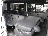 平成３０年式ダークプライムＶ２８００ディーゼル４ＷＤカスタム車両入庫！オリジナル１７インチアルミ１インチローダウンオリジナルＬＥＤテールライトリア全面床張り施工済み跳ね上げベットＫＩＴパイオニアナビ
