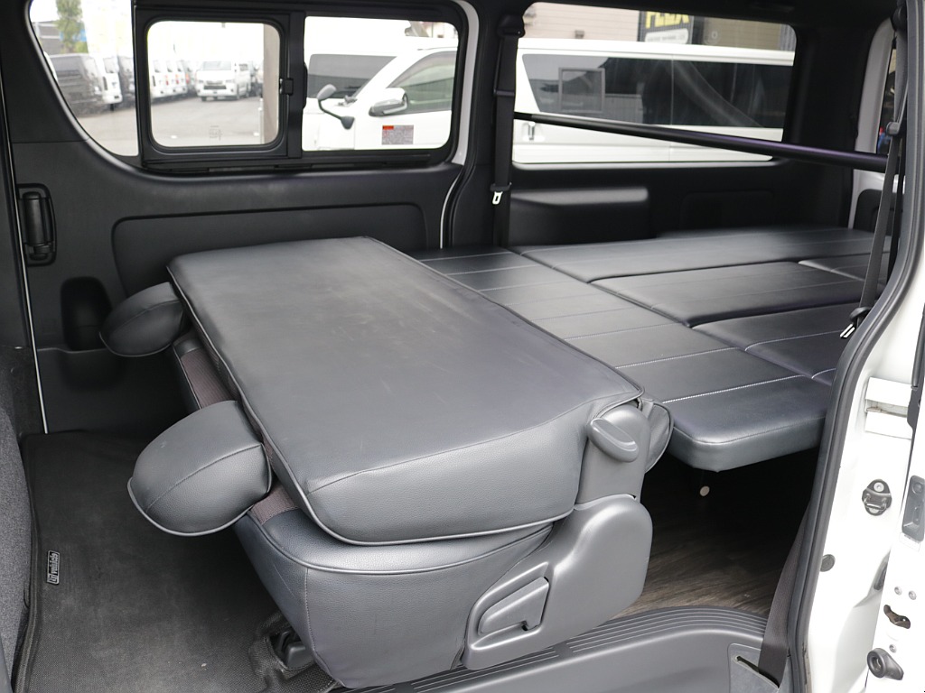 平成３０年式ダークプライムＶ２８００ディーゼル４ＷＤカスタム車両入庫！オリジナル１７インチアルミ１インチローダウンオリジナルＬＥＤテールライトリア全面床張り施工済み跳ね上げベットＫＩＴパイオニアナビ