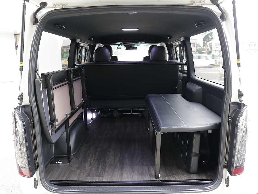 平成３０年式ダークプライムＶ２８００ディーゼル４ＷＤカスタム車両入庫！オリジナル１７インチアルミ１インチローダウンオリジナルＬＥＤテールライトリア全面床張り施工済み跳ね上げベットＫＩＴパイオニアナビ