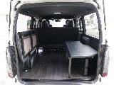 平成３０年式ダークプライムＶ２８００ディーゼル４ＷＤカスタム車両入庫！オリジナル１７インチアルミ１インチローダウンオリジナルＬＥＤテールライトリア全面床張り施工済み跳ね上げベットＫＩＴパイオニアナビ
