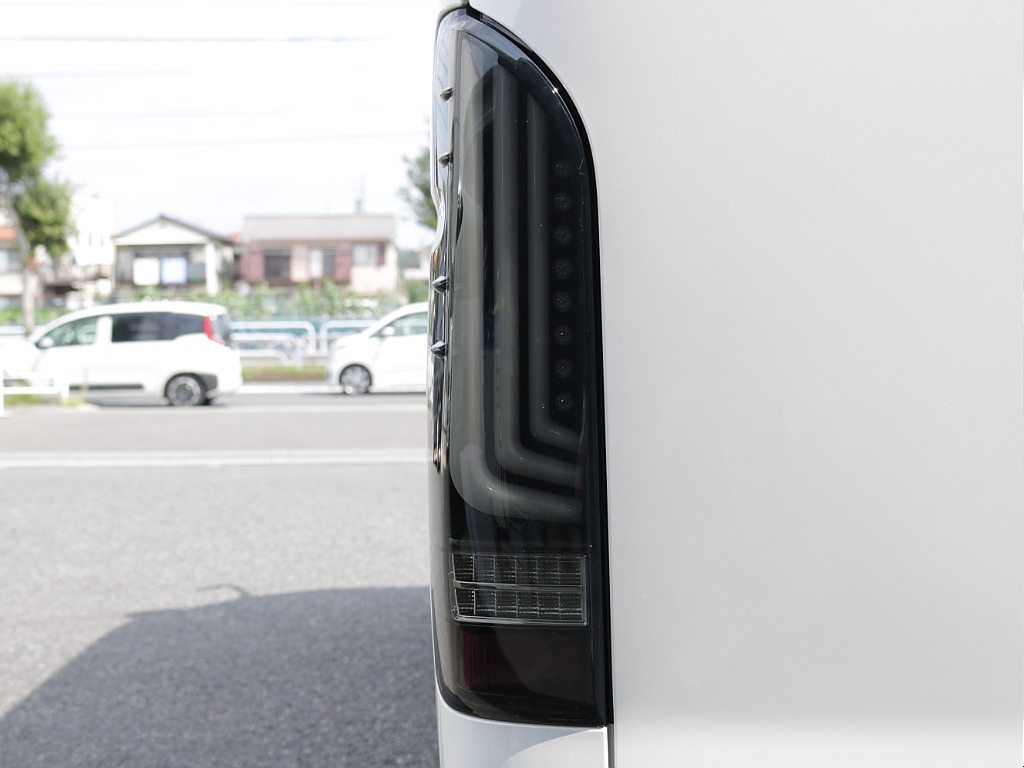 令和５年式ハイエースＶダークプライムⅡブラックエディション完成！新品オリジナルフロントバンパー新品オリジナルオーバーフェンダー新品オリジナルＬＥＤテールライト社外１６インチアルミナスカー１６インチ装備