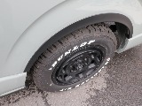 令和８年式アースカラーパッケージ２８００ディーゼル４WDブラックエディション入庫！オリジナルフロントバンパーオリジナルオーバーフェンダーオリジナル１６インチアルミクラシックベットＫＩＴシートカバー装備