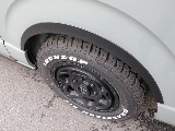 令和８年式アースカラーパッケージ２８００ディーゼル４WDブラックエディション入庫！オリジナルフロントバンパーオリジナルオーバーフェンダーオリジナル１６インチアルミクラシックベットＫＩＴシートカバー装備