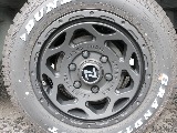 令和８年式アースカラーパッケージ２８００ディーゼル４WDブラックエディション入庫！オリジナルフロントバンパーオリジナルオーバーフェンダーオリジナル１６インチアルミクラシックベットＫＩＴシートカバー装備