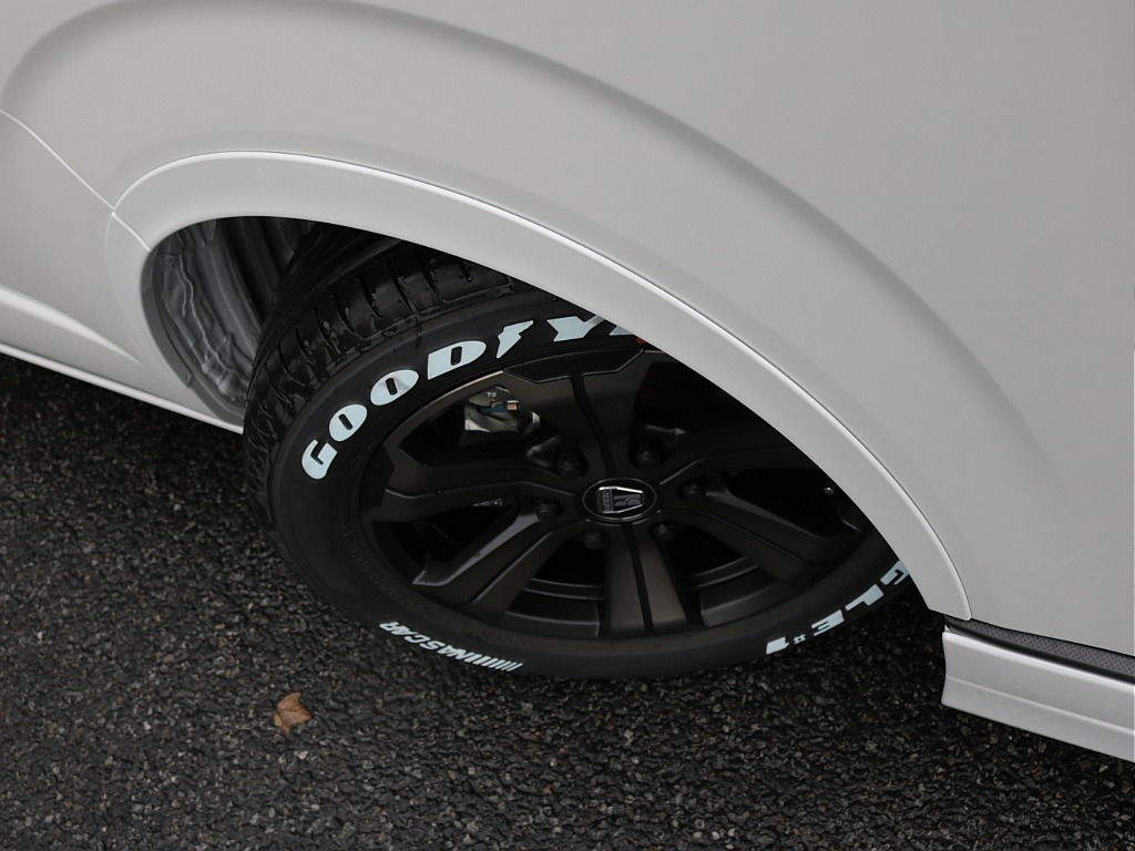 新車ワゴンＧＬ２７００ガソリン２ＷＤスタンダードシートスマートベットＫＩＴ装備！８インチディスプレイオーディオ純正１２．１インチフリップダウンモニター、ビルトインＥＴＣ２．０装備！オリジナルパーツ多数