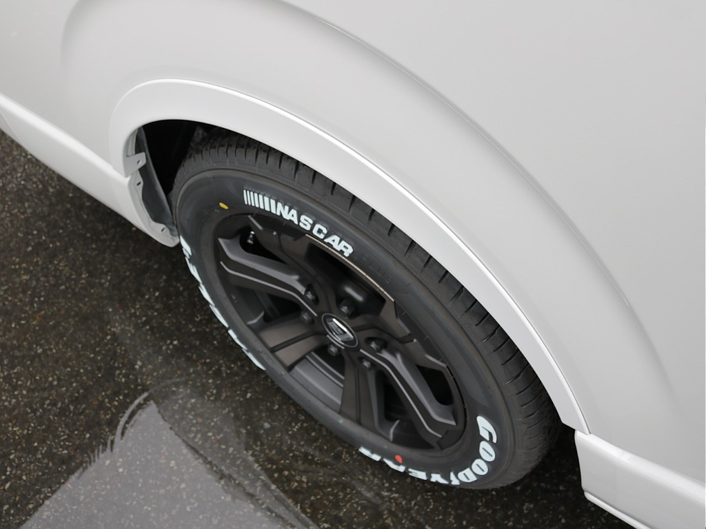新車ワゴンＧＬ２７００ガソリン２ＷＤスタンダードシートスマートベットＫＩＴ装備！８インチディスプレイオーディオ純正１２．１インチフリップダウンモニター、ビルトインＥＴＣ２．０装備！オリジナルパーツ多数