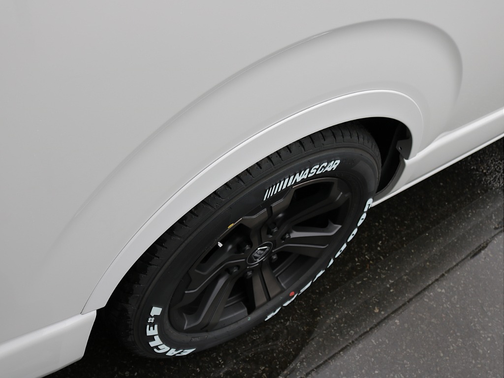 新車ワゴンＧＬ２７００ガソリン２ＷＤスタンダードシートスマートベットＫＩＴ装備！８インチディスプレイオーディオ純正１２．１インチフリップダウンモニター、ビルトインＥＴＣ２．０装備！オリジナルパーツ多数