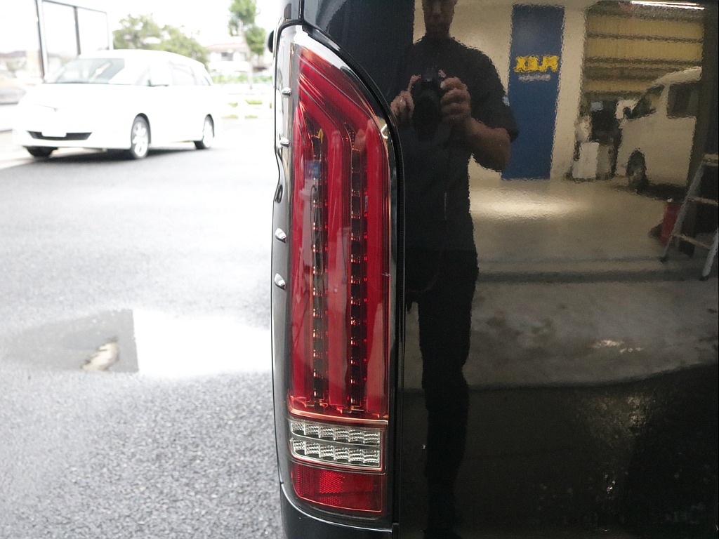 令和２年式ハイエースＶ５０周年特別仕様車ブラックエディション完成！オリジナルフロントスポイラーオリジナルオーバーフェンダーオリジナル１７インチアルミパラダ１７インチタイヤオリジナルＬＥＤテール装備