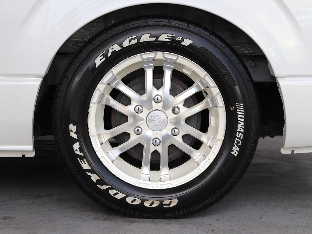 タイヤはナスカータイヤに社外のAWの組み合わせで FLEXではなかなかお目にかかれない仕様です！