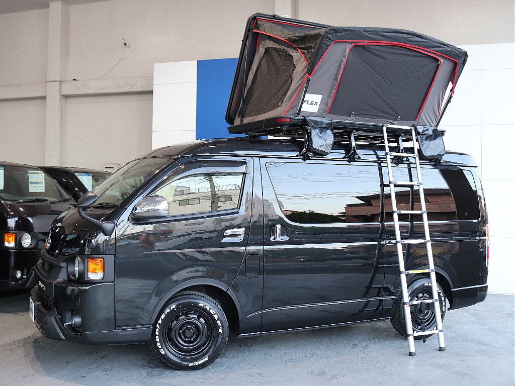 ルーフトップテントを展開すれば大人数での車中泊も可能です☆