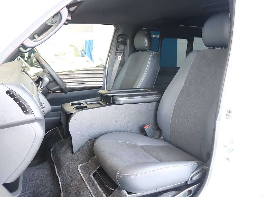 特別仕様車限定のハーフレザーシートになっております☆