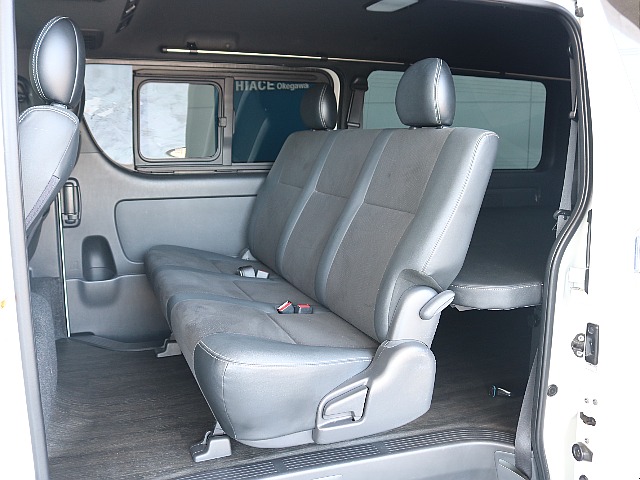 セカンドシートも特別仕様車限定のハーフレザーシートです♪