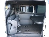 セカンドシートは跳ね上げ可能です☆