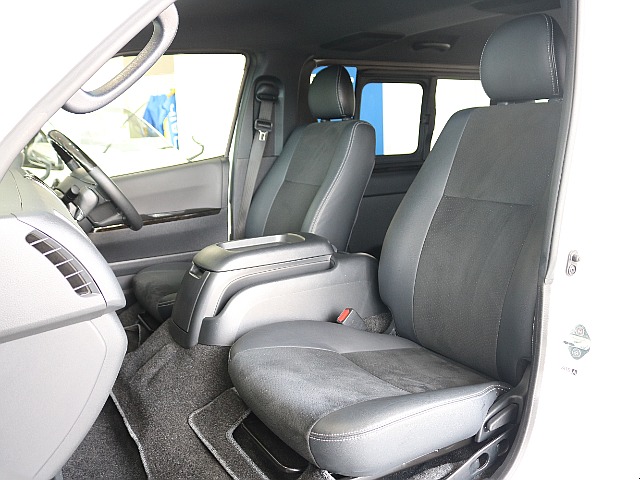 特別仕様車限定のハーフレザーシートになっております☆