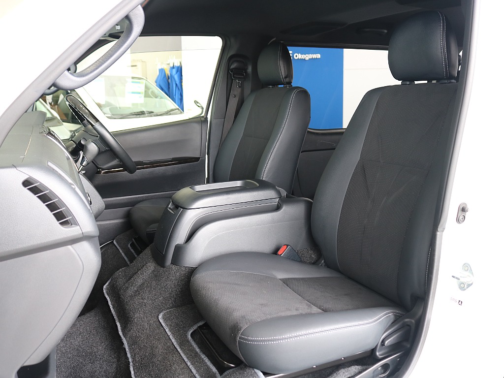 特別仕様車専用のハーフレザーシートになっています♪