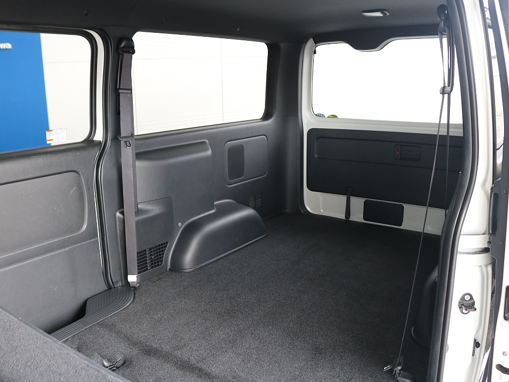 フローリング施工やカーゴマットの施工も可能です！