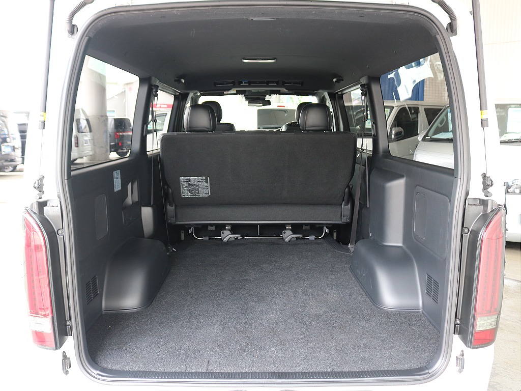 ハイエースならではの広々とした荷室になっています☆