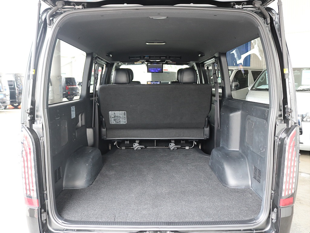 ハイエースならではの広々とした荷室になっています☆