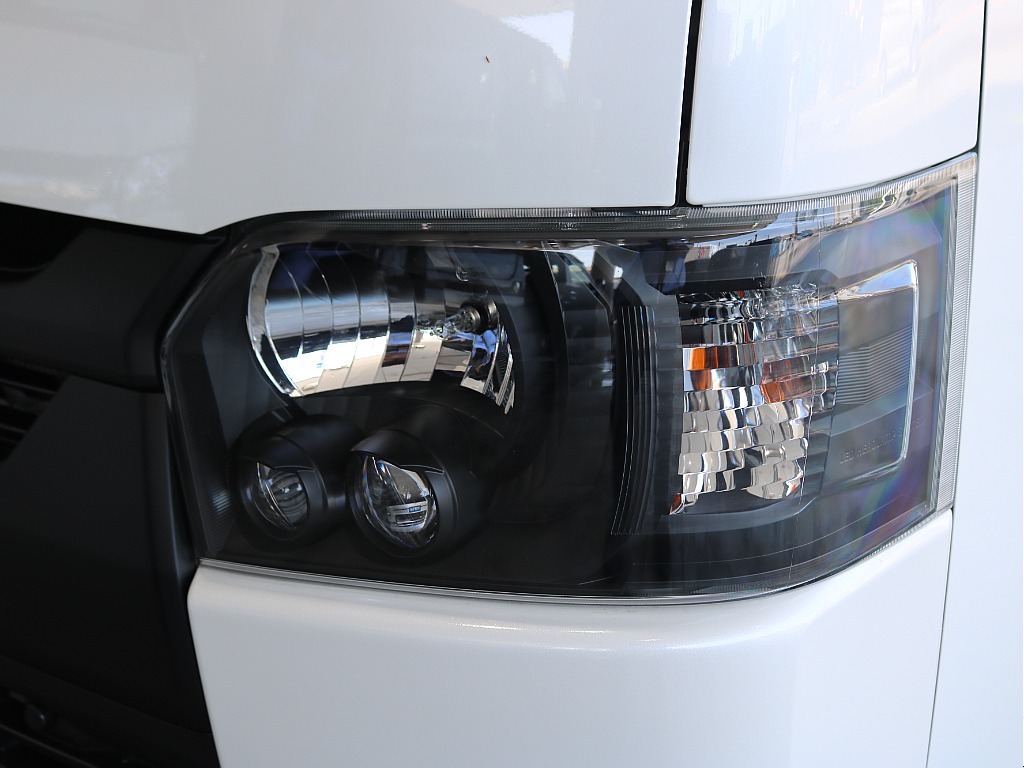 LEDヘッドライトなので夜間の走行も安心です！インナーブラック施工済みです！