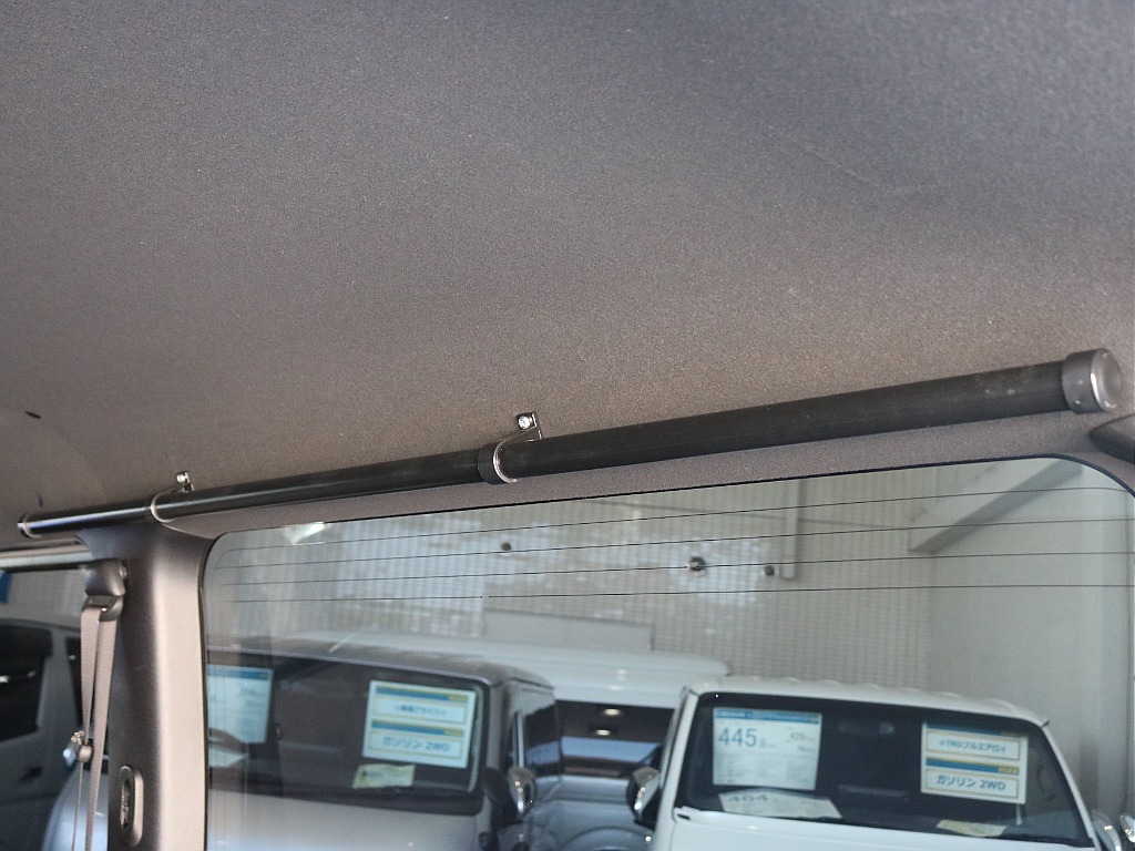 車内にはサイドバーが装着されており洋服を掛けたりすることができます！