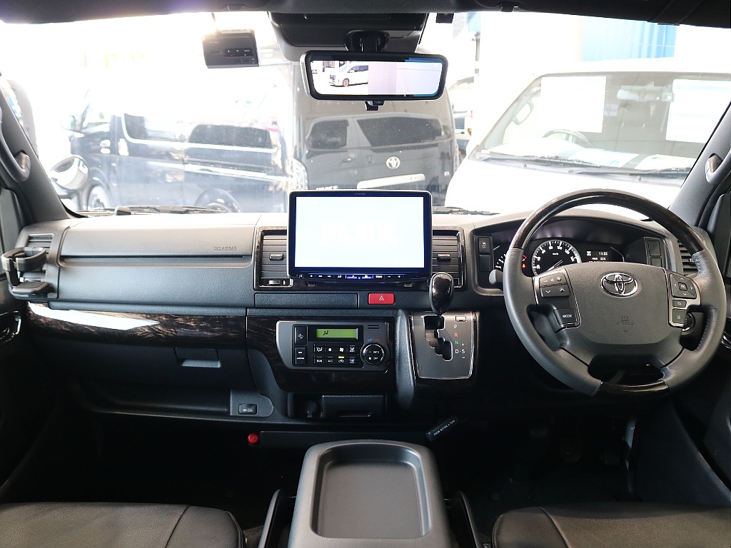 特別仕様車なので高級感のある内装になっています☆