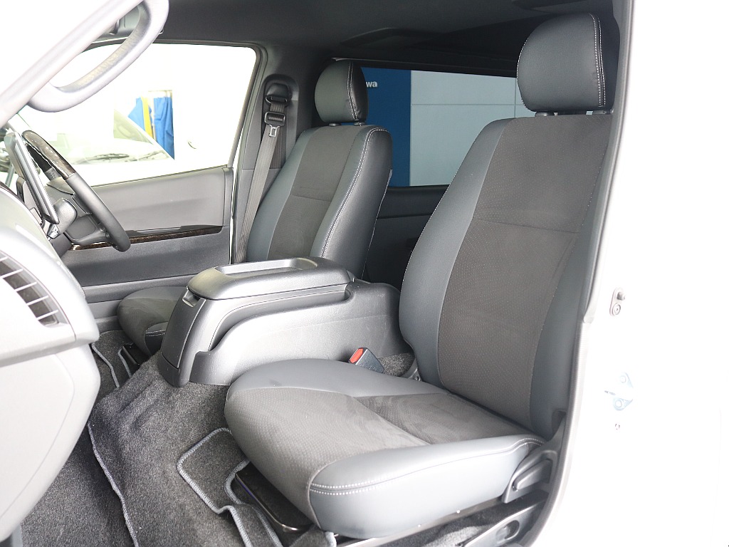 特別仕様車専用のハーフレザーシートになっています♪