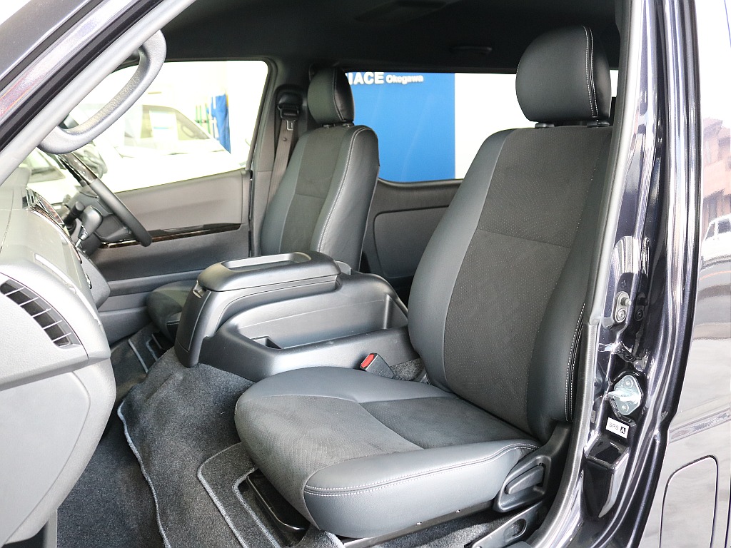 特別仕様車専用のハーフレザーシートです！
