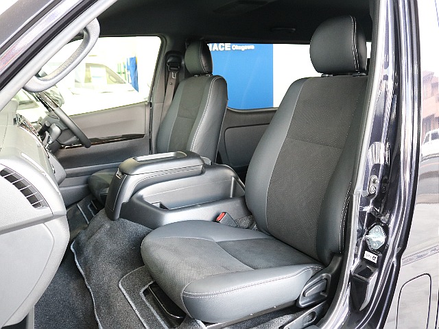 特別仕様車専用のハーフレザーシートです！