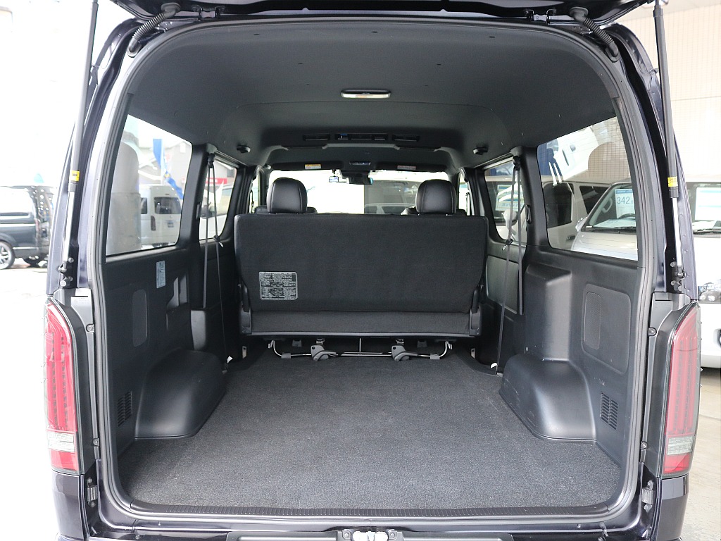 ハイエースならでは広い荷室になっています♪