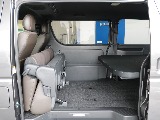 セカンドシートは跳ね上げも可能なので長尺の物も積載可能です！