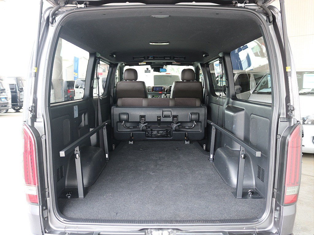 ベッドマットを取り外しするとハイエースならではの広々とした荷室としてお使いいただけます！