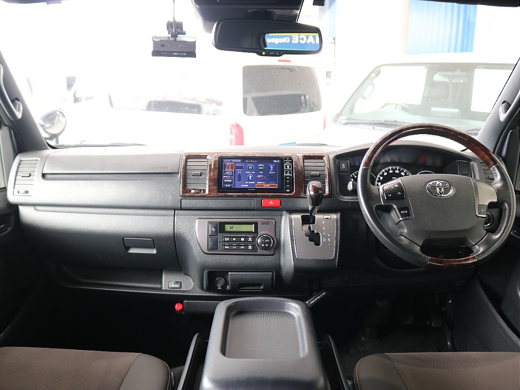 特別仕様車なので高級感のある内装になっています☆