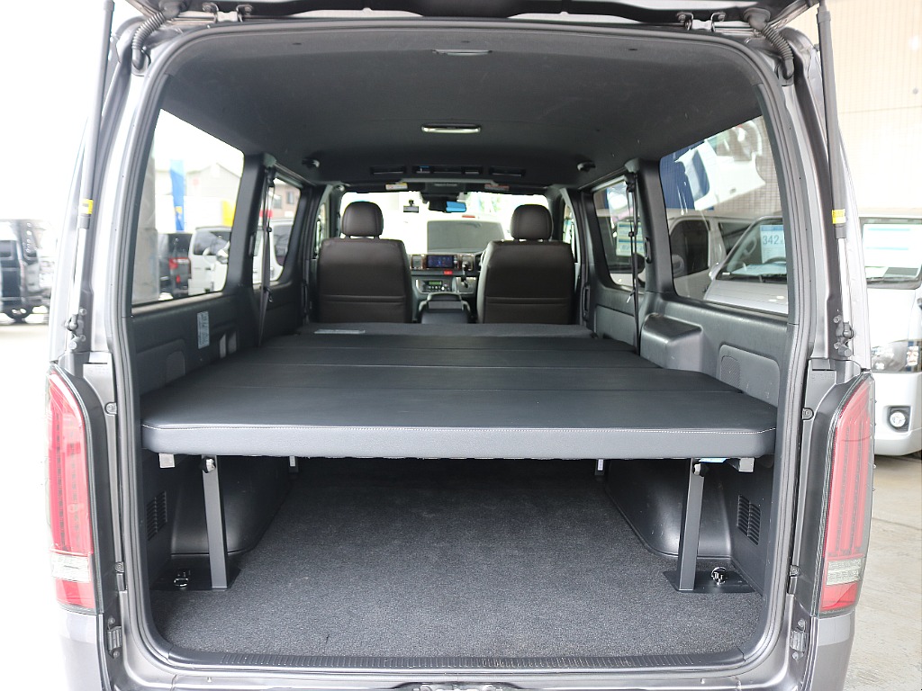ベッドキット下には十分なスペースがありキャンプ道具などを置いたまま車中泊も可能です♪