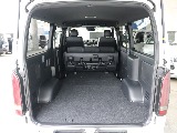 セカンドシートを跳ね上げると長尺の物も積載可能です！