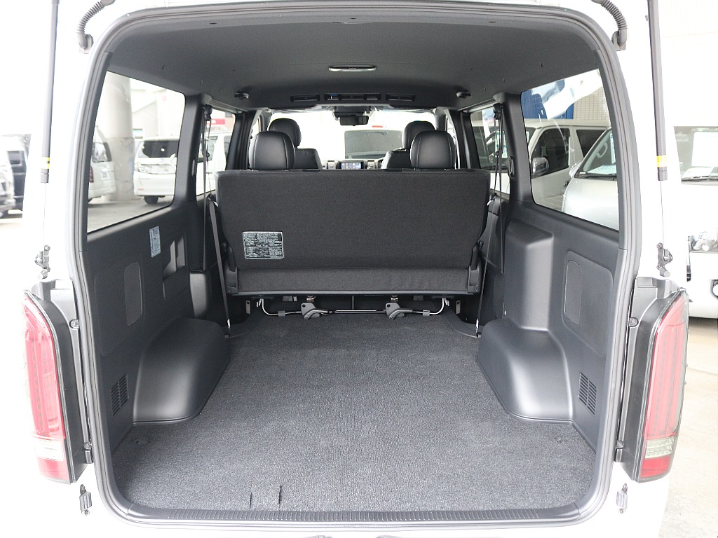 ハイエースならではの広々とした荷室になっています☆