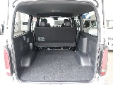 ハイエースならではの広々とした荷室になっています☆