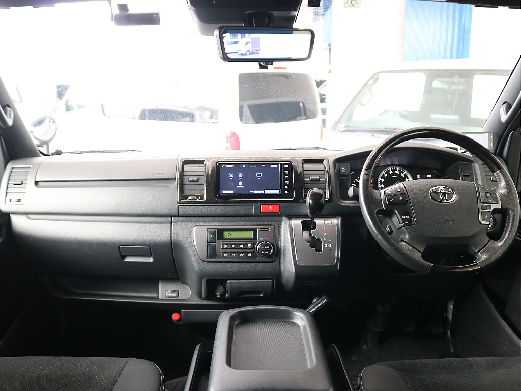 特別仕様車なので高級感のある内装になっています☆