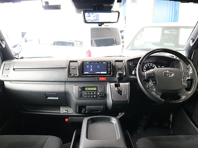 特別仕様車なので高級感のある内装になっています☆