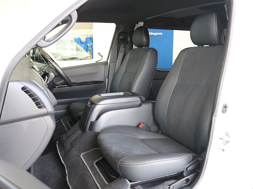 特別仕様車限定のハーフレザーシートになっております☆