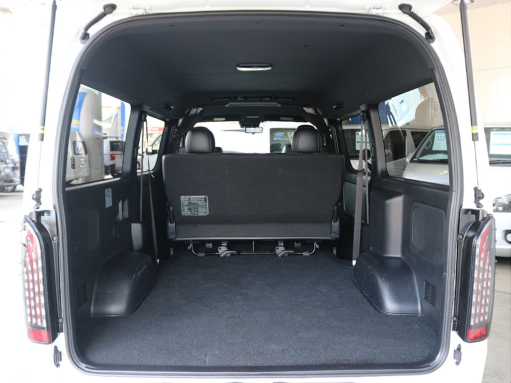 ハイエースならではの広々とした荷室になっています☆