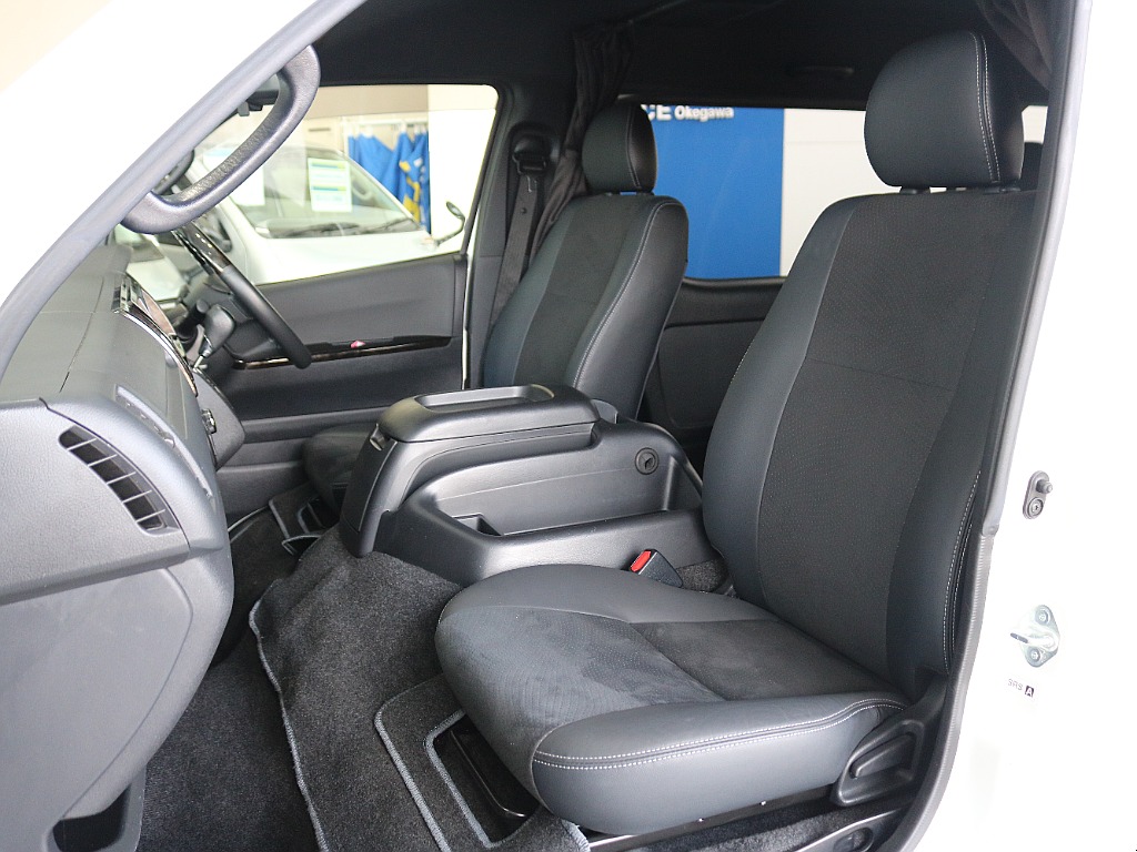特別仕様車専用のハーフレザーシートになっています♪