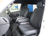 特別仕様車専用のハーフレザーシートになっています♪