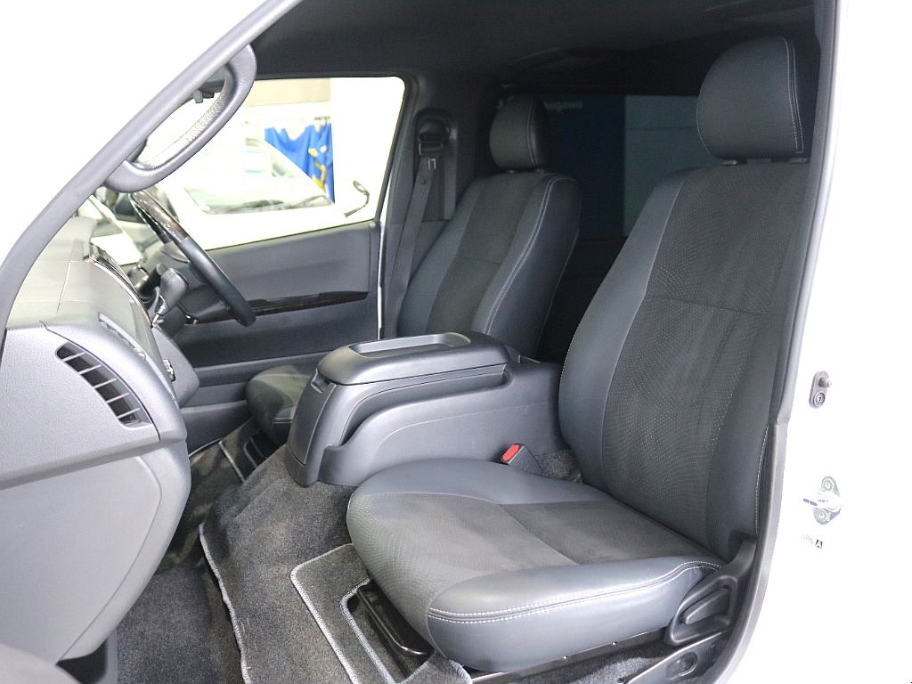 特別仕様車限定のハーフレザーシートになっております☆