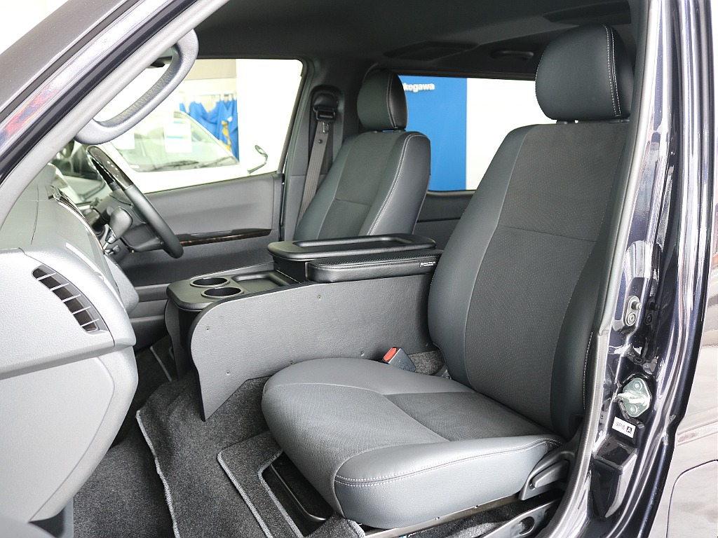 特別仕様車なのでハーフレザーシートになっています！！