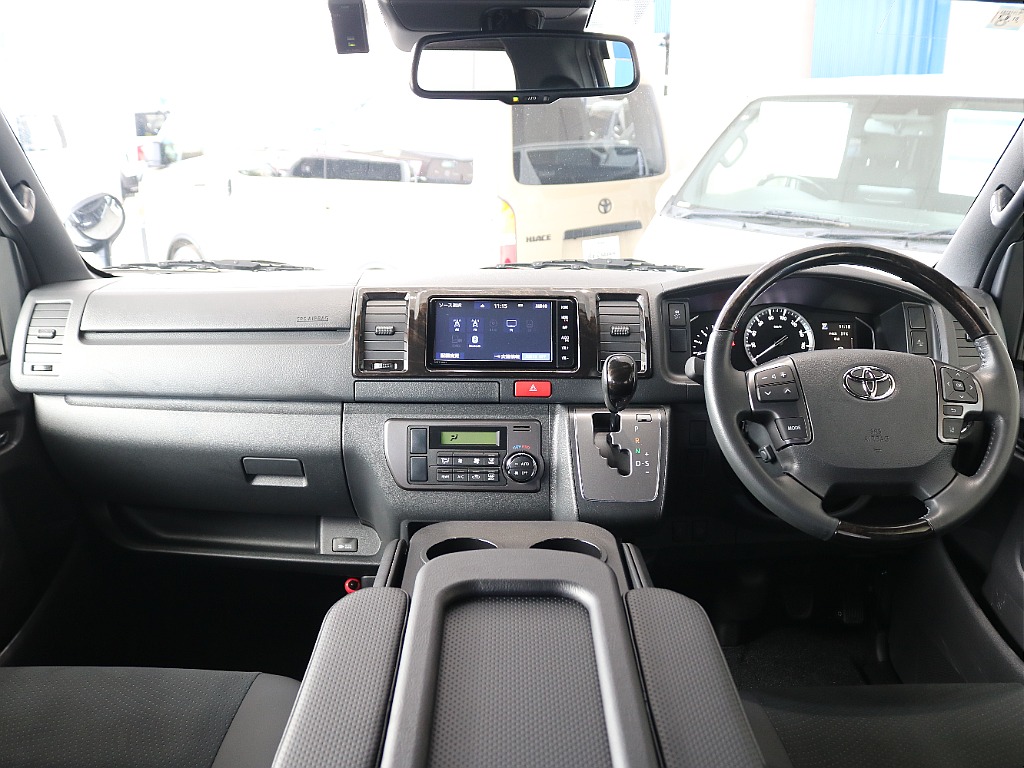特別仕様車なので高級感のある内装になっています☆