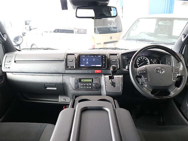 特別仕様車なので高級感のある内装になっています☆